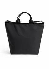 Bolso XL negro con doble asa de mano y correa ajustable para el hombro. Incluye cierre principal, broche, bolsillo interno y bolsillo exterior. Viene con un neceser a juego.