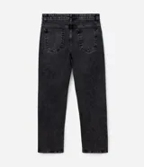 Pantalón de jean con corte recto, tiro medio y diseño de cinco bolsillos. Confeccionado en denim de algodón con un toque de elastano, presenta un lavado clásico y cierre frontal con botón y cremallera.