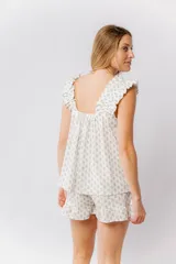 Pijama de algodón estampado, compuesto por una musculosa con escote recto fruncido y breteles con volados, y un short con cintura elástica y terminación con volado en el ruedo.