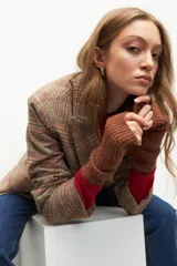 Guantes sin dedos color marrón de tejido de punto acanalado.