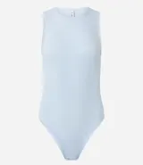 Body color marrón, sin mangas, con cuello halter y cierre en la entrepierna.