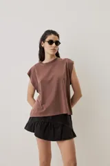 Remera sin mangas bordó con hombreras marcadas y cuello redondo.