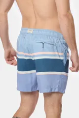 Short de baño celeste con rayas horizontales en azul marino, blanco y rosa. Cintura elástica con cordón ajustable, bolsillos laterales y suspensor de malla fina.