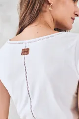 Remera de algodón peinado color camel, con ajuste al cuerpo, escote redondo con detalle calado y mangas cortas.