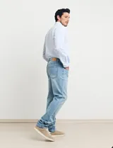 Pantalón de jean de corte recto, color azul.