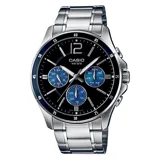 Reloj análogo Casio con caja y brazalete de acero inoxidable plateado. Esfera negra con tres subesferas azules que indican día de la semana, formato 24 horas y segundos. Bisel exterior azul con escala taquimétrica.