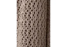 Pañuelo de punto calado color beige, de forma triangular y diseño liviano.