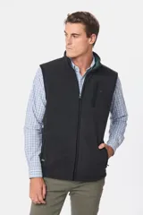 Chaleco deportivo rojo de polar con forro e interior en color azul combinado, cierre frontal y bolsillos delanteros con cierre metálico personalizado. Incluye dos bolsillos interiores con cierre y logo bordado en el pecho.