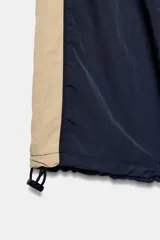 Pantalón de tiro medio azul marino con cintura elástica y bandas laterales en tono tostado a contraste, con diseño de pierna ancha.