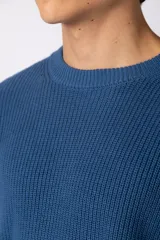 Sweater de tejido de punto acanalado en color azul, con cuello redondo, mangas largas y calce relajado.