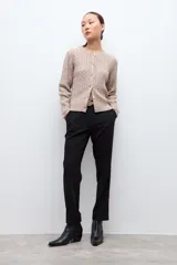 Cardigan de punto con textura de ochos, color tostado melange, con cuello redondo y cierre frontal de botones.