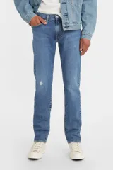 Pantalón de jean celeste de corte slim fit, con roturas sutiles en la parte delantera.