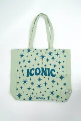 Bolso tipo tote bag de color crudo con estampado de flores celestes y centros azul oscuro. Cuenta con doble asa de hombro en tono crudo y etiqueta con la marca en el frente.