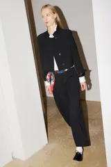Blazer corta negra ZARA Woman Collection, con cuello subido combinado, manga larga, bolsillo ojal en el pecho y cierre frontal cruzado con botón.