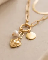 Collar doble de acero con baño de oro, compuesto por una cadena estilo víbora corta y una cadena larga combinada con perlas, con dijes colgantes de corazón, perla y nácar.