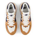 Championes urbanos New Balance modelo 5740, color marrón, blanco y azul, confeccionados en gamuza y malla, con logo "N" característico en los laterales y entresuela ENCAP.