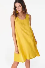 Vestido midi de lino color amarillo, sin mangas, con escote redondo y corte holgado en A.