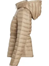 Campera color beige de nailon reciclado, con cuello alto, capucha con cordón ajustable, cierre de cremallera frontal, bolsillos laterales con cremallera, cinturón con hebilla metálica y logo de Calvin Klein en el pecho.