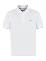 Remera polo de manga corta confeccionada en piqué de algodón pima. Presenta cuello clásico con cierre de botones, detalles en contraste en los puños y logo bordado en el pecho.