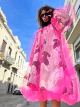 Vestido corto con estampado de geishas intervenido con pintura acrílica y detalle de tul rosa en forma de nube.