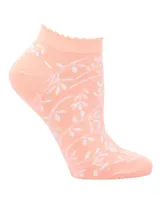 Medias cortas color salmón con estampado de hojas blancas y borde superior con detalle de ondas.