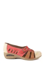 Zapato artesanal estilo guillermina de cuero, con diseño combinado en tonos rojo, marrón y beige. Presenta tiras cruzadas en el empeine, detalles calados en los laterales y una tira con hebilla metálica ajustable.