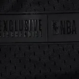 Short de básquetbol negro con cintura elástica morada y cordón ajustable. Presenta el logo de Los Angeles Lakers en la pierna derecha y el logo de la NBA en la pierna izquierda, con detalles en color morado en los bordes.