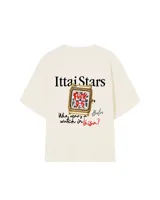 Remera de manga corta color crema con estampado gráfico en la espalda. El estampado incluye el texto "Ittai Stars", una ilustración de un reloj dorado con la palabra "FUCK" y los números "9-5", y la frase "Who wears a watch in Ibiza?".
