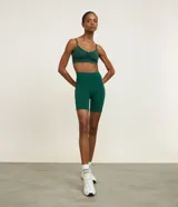 Bermuda ciclista Get Over de microfibra color verde oscuro, de tiro alto y diseño ajustado con bolsillos funcionales.