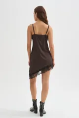 Vestido mini marrón de poliéster, con escote en V, tirantes regulables y detalles de encaje negro en el escote y el ruedo.