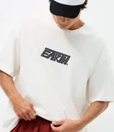 Remera oversized de algodón color blanco, con cuello redondo, mangas cortas y bordado central en relieve con la palabra 'EARTH' en negro.
