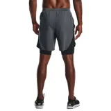 Short deportivo Under Armour de hombre, color gris, con calza interior negra y logo de la marca en la pierna izquierda.
