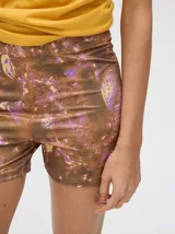Calza biker de tiro alto con diseño estampado abstracto en tonos marrones, violetas y amarillos. Confeccionada en tejido elástico de lycra.