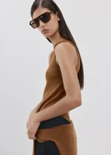 Top de punto fino color tostado, sin mangas, con cuello redondo y diseño recto que incluye una tira integrada para anudar en la cintura.