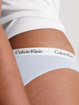 Bombacha Calvin Klein modelo Carousel, color celeste, de algodón elástico con cobertura trasera moderada, talle medio y cintura elástica con logo de la marca.