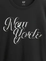 Remera de manga corta, cuello redondo, color gris melange, con estampado frontal en rojo que dice "GAP SPORT SAN FRANCISCO EST. 1969".