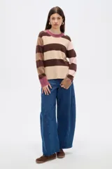 Sweater de tejido de punto con diseño de rayas horizontales en tonos marrones, beige y rosa. Presenta cuello redondo, corte holgado y mangas largas con puños en contraste.