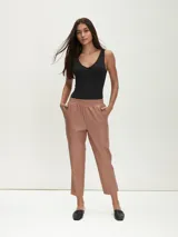 Pantalón negro de cuero sintético con cintura elástica y corte recto.