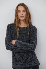 Buzo de tejido de punto en color azul con diseño geométrico texturizado, cuello redondo y mangas largas.