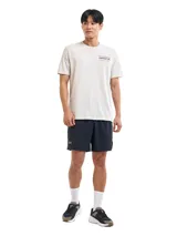 Short deportivo negro Under Armour Launch de 7 pulgadas para hombre, con logo reflectivo en la pierna izquierda.