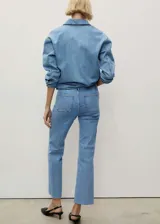 Pantalón de jean celeste de corte recto con terminación desflecada.