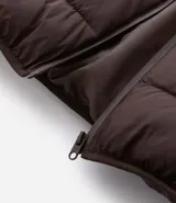 Campera masculina de microfibra ultraligera, con diseño acolchado, cuello alto y cierre frontal por cremallera. Cuenta con bolsillos laterales y acabado liso.