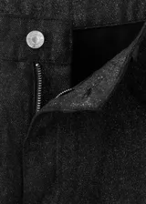 Jeans rectos de tiro medio en tejido de algodón estilo denim con acabado de brillos. Cuenta con cierre de botón y cremallera, trabillas y diseño de cinco bolsillos.