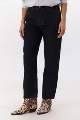 Jean de mujer color azul oscuro, de corte recto, con tiro medio y costuras en contraste color amarillo.