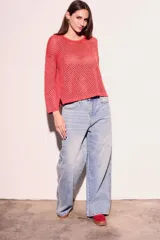 Sweater calado color marrón con lurex, de mangas largas y cuello redondo.