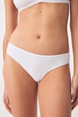 Culotte negro de tiro medio confeccionado en poliamida con elastano, con forro interior de algodón.