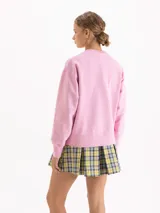 Buzo de algodón color rosa, con cuello tipo polo y estampa frontal de un auto escarabajo con diseño de leopardo.