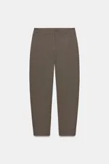 Pantalón de tiro medio con estampado de cuadros pequeños, bolsillos laterales y cierre frontal con cremallera y gancho metálico.