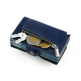 Billetera compacta de cuero sintético color marrón con doble compartimento de aluminio para tarjetas y bolsillo exterior con cierre metálico.