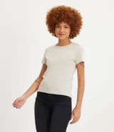 Remera básica de media malla color beige, con cuello redondo y manga corta.